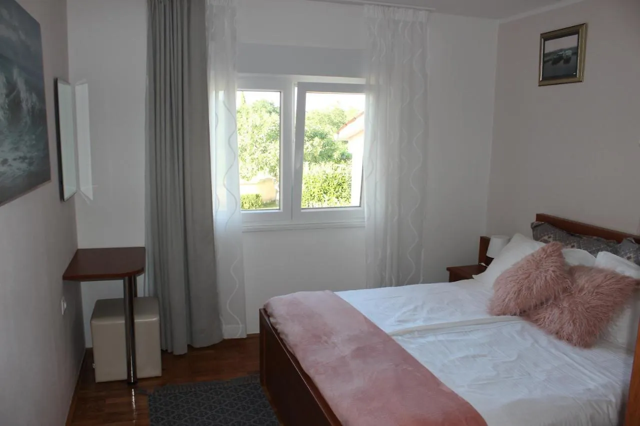 Apartments With A Parking Space Valbandon, Fazana - 7296 Stinjan