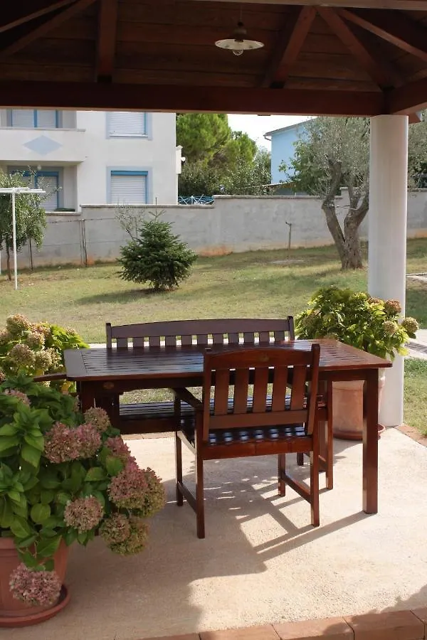 Apartments With A Parking Space Valbandon, Fazana - 7296 Stinjan