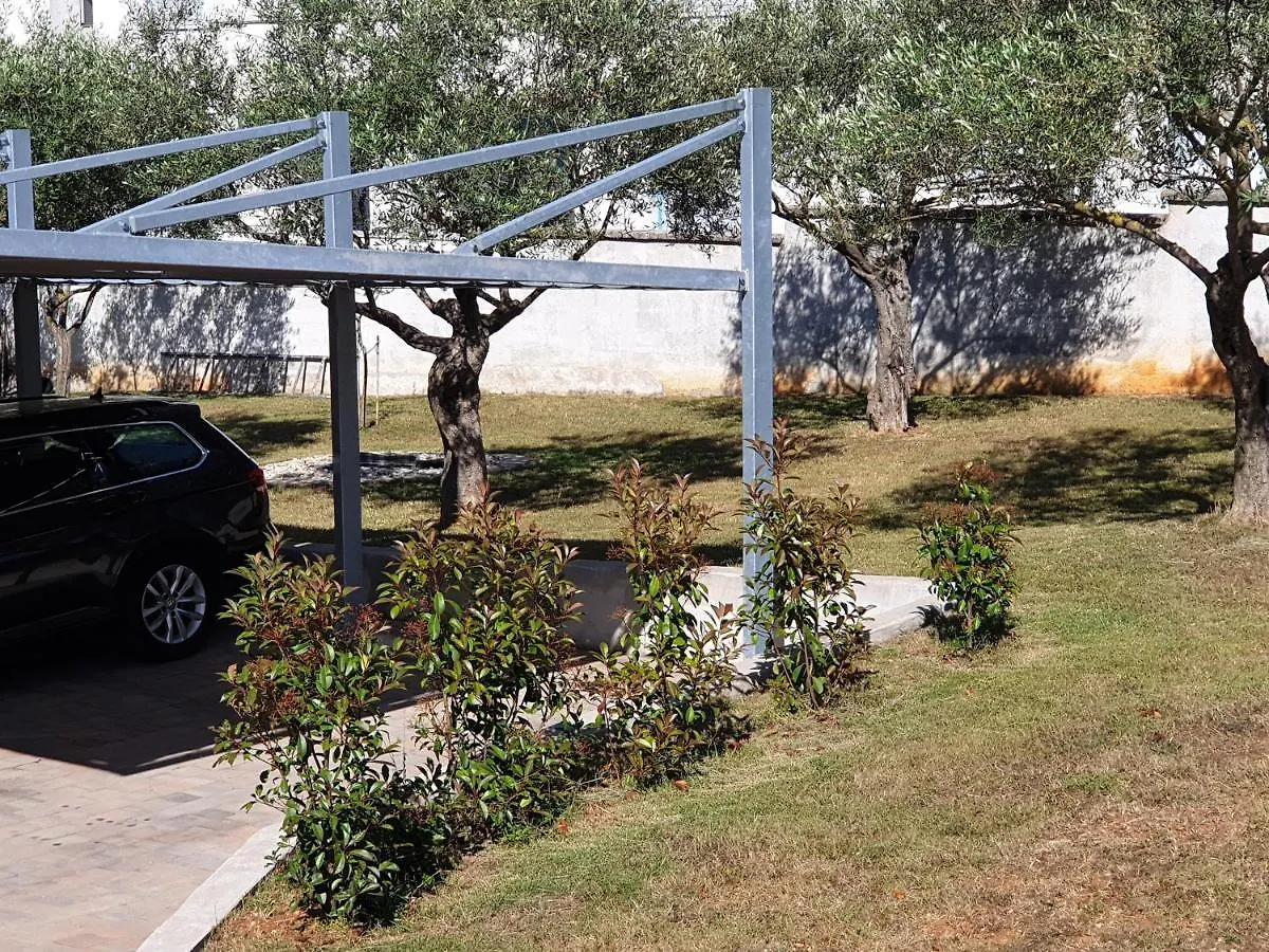 Apartments With A Parking Space Valbandon, Fazana - 7296 Stinjan