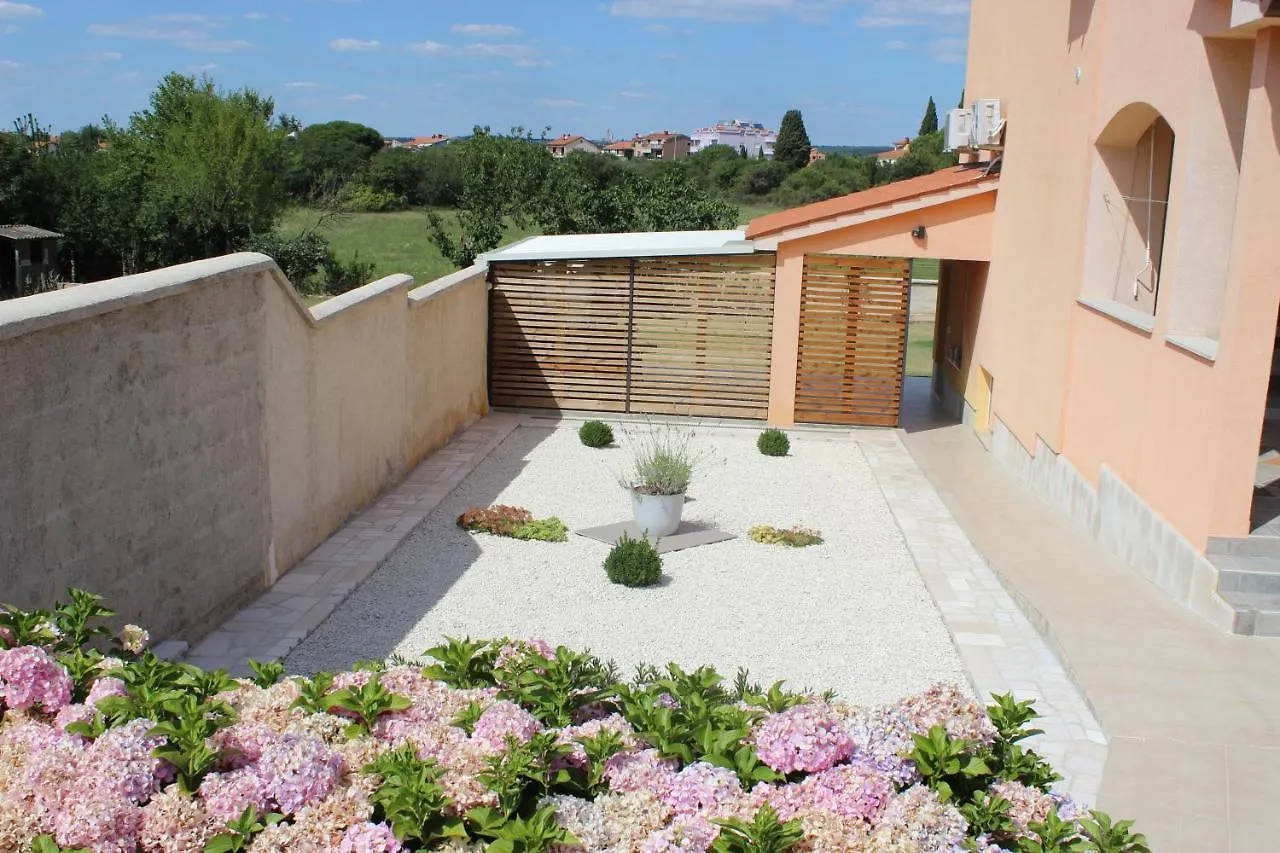 Apartments With A Parking Space Valbandon, Fazana - 7296 Stinjan