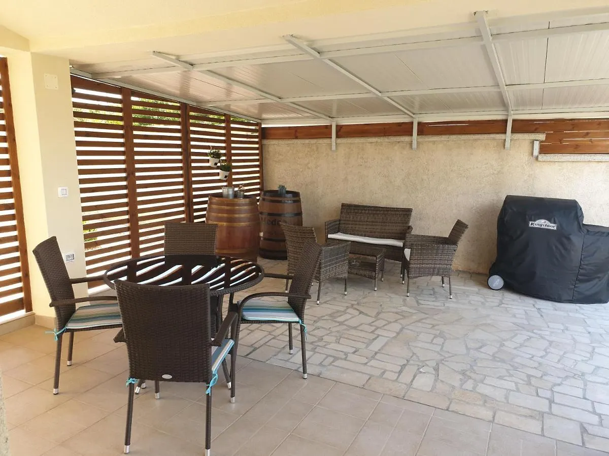 Apartments With A Parking Space Valbandon, Fazana - 7296 Stinjan